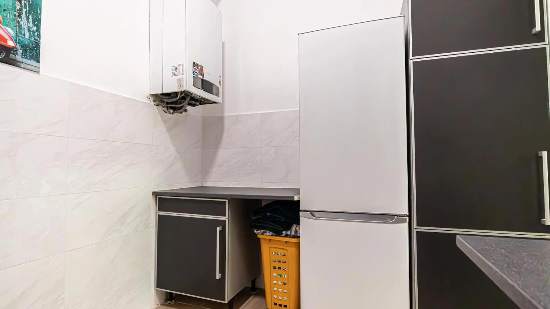 6 Min To Amusement Park - Economy Rooms In Shared Apartment Viena Hostal