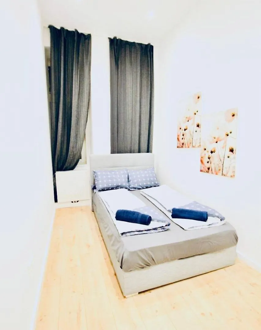 6 Min To Amusement Park - Economy Rooms In Shared Apartment Viena Hostal